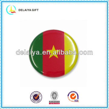 La insignia de estaño de la bandera de Camerún